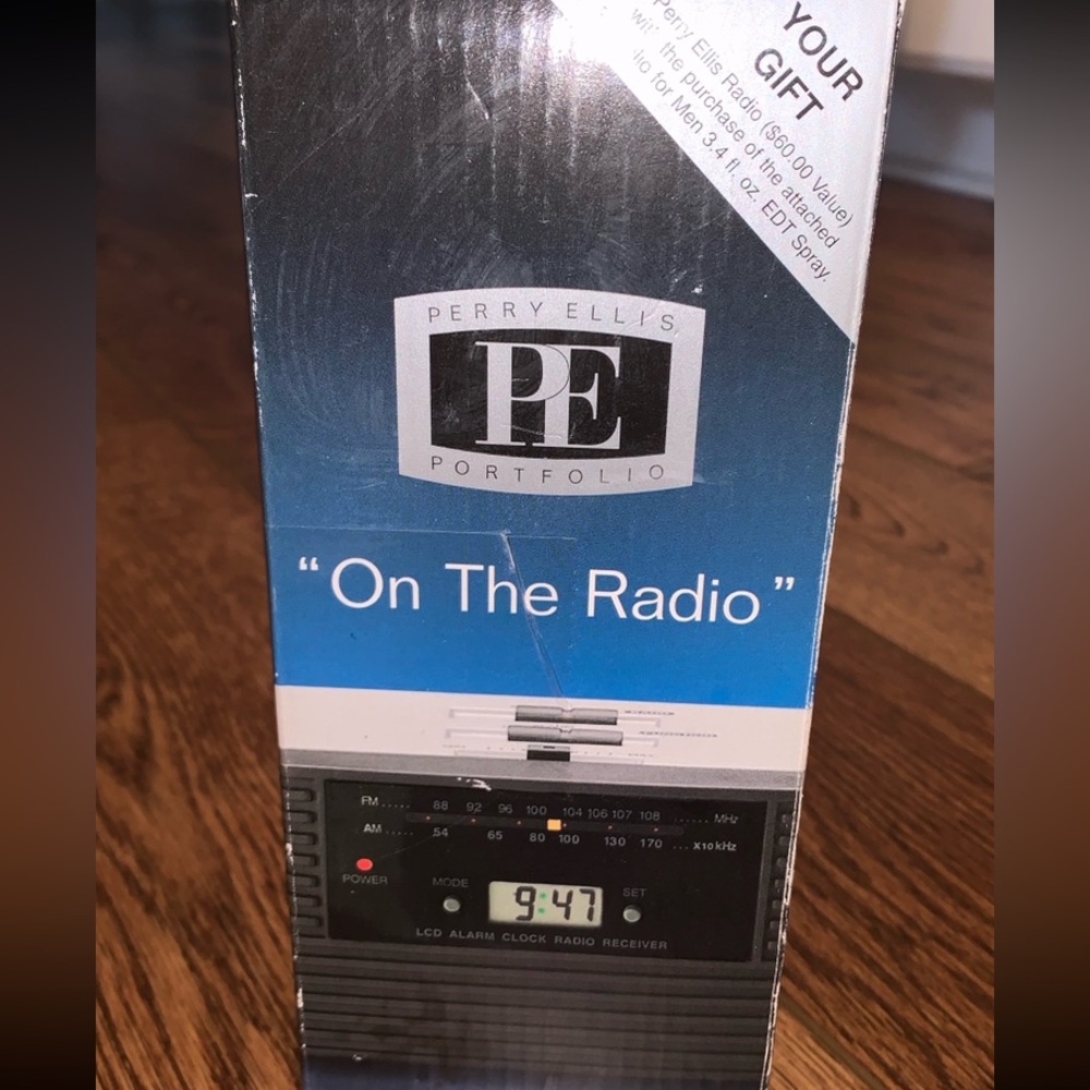 Perry Ellis: AM/FM LCD ALARM CLOCK RADIO - Picture 5 of 5
